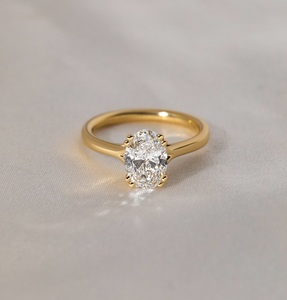 Anillo de compromiso de diamante de moissanita de corte ovalado de 6x8mm | Anillo de plata chapado en oro solitario clásico de 18 quilates | Boda nupcial minimalista - Product Image 1