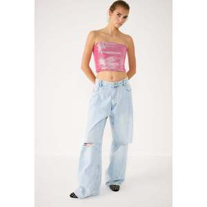 Blusa Casual Brillante de Poliéster sin Tirantes con Cuello Redondo, Manga Corta y Logotipo Frontal - Product Image 2