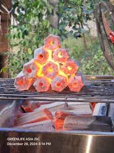 BambooFusion Briquettes fabriquées à la machine à éclairage rapide Clean Burn Charcoal 7850J Calory White Ash OEM Vietnam Fournisseur - Product Image 2