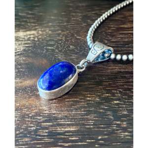 Colgante Religioso Navajo Hecho a Mano con Lapislázuli y Oro Rosa, Engaste de Plata de Ley en Forma de Gota de Agua con Amatista, Joyería Artesanal - Product Image 4