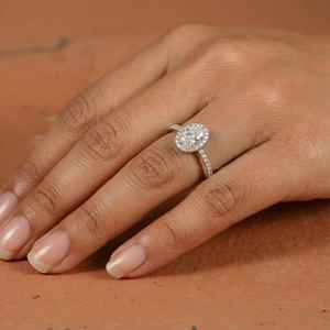 Bague Halo en Moissanite Diamant Coupe Ovale en Argent 925, Bijou de Mariage pour Cadeau Nuptial ou Fêtes d'Anniversaire, Charme Étincelant - Product Image 4