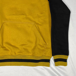 Sweat-shirt bicolore Alpha pour l'automne - Manches noires, corps doré, poche kangourou, bordures et ourlet côtelés, impression numérique, design uni - Product Image 4