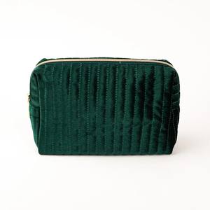 Bolsa de almacenamiento de cosméticos con cremallera colgante de terciopelo para viajes, elegante organizador de maquillaje con letras impresas personalizadas para damas - Product Image 4