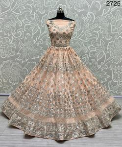 Hermoso Lehenga Choli Bordado en Color Durazno con Diseño Alemán Plateado para Fiestas, Estilo Clásico hasta el Suelo - Product Image 2