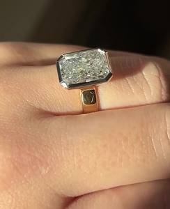 11x9mm Radiant Cut Moissanite Bezel Solitaire Bague de fiançailles en or | Bijoux de mariage modernes - Product Image 2