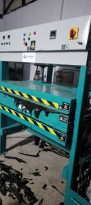 Presse à feuilles de plastique recyclé automatique industrielle avec pompe et moteur, combinaison chaud et froid, 1,5 m x 1,25 m - Product Image 3