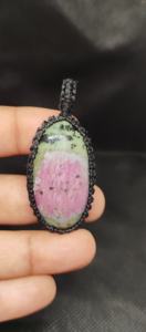 Collar con Colgante de Macramé de Rubí Zoisita, Joyería Boho Hecha a Mano para Mujer, Cordón Ajustable - Product Image 2