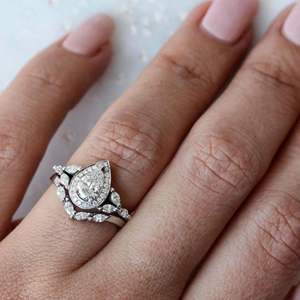 แหวนแต่งงานทรงลูกแพร์ประดับเพชรโมอิสซาไนต์ พร้อมวงแหวนโค้งเข้าชุด ทองคำขาวแท้ RITZIN RIH3109 แหวนแต่งงานน่ารัก - Product Image 2