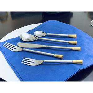 Ensemble de 5 couverts de luxe en acier inoxydable avec finition argent et or Vaisselle élégante de haute qualité et bien polie - Product Image 6