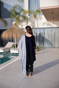 Conjunto de Fiesta de Terciopelo con Bordado Zari, Top y Pantalón con Bordado de Lentejuelas Fendy y Dupatta con Borde de Encaje Calado - Product Image 5