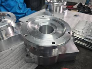 Servicios de mecanizado CNC OEM de alta calidad para piezas metálicas de aluminio y acero inoxidable en Vietnam para perforación y fresado - Product Image 2