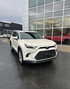 Toyota Highlander SUV 2024 avec intérieur en cuir foncé, options essence et électrique 4L et 8L, boîte de vitesses manuelle et automatique, jantes R17 et R20 - Product Image 1