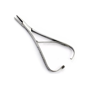 Pinza Quirúrgica de Acero Inoxidable para Atar Ligaduras con Aguja Mathieu, para Uso Odontológico y Ortodóntico - Product Image 1
