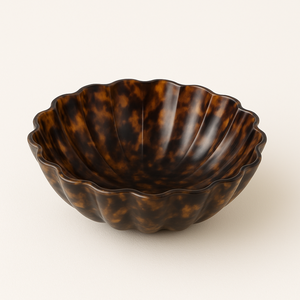 Bol décoratif luxueux en résine dorée avec bord festonné parfait pour servir des collations de salades de fruits ou comme maison élégante - Product Image 2