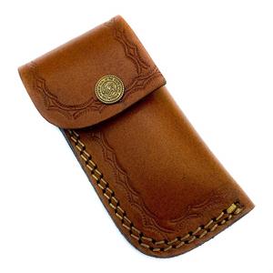 Ces couteaux de poche Laguiole sont fabriqués à la main en cuir, avec un manche en corne de biche et turquoise, et un étui en cuir. - Product Image 5