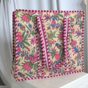 Sac fourre-tout matelassé en coton fait à la main pour femmes Logo personnalisé écologique hiver été Style floral fermeture éclair parfait - Product Image 1