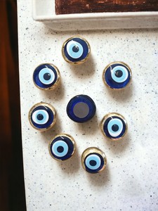 Imán Redondo de Cristal con Ojo Turco y Grabado en Relieve, Diseño Moderno de Estambul - Product Image 4