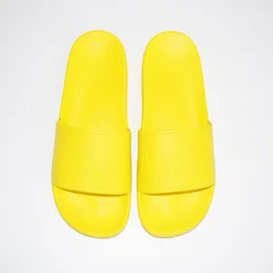 รองเท้าแตะแบบสไลด์สำหรับผู้ใหญ่รองเท้าสีเหลืองเรียบสำหรับฤดูร้อนรองเท้ายางแบนแบบกำหนดเอง