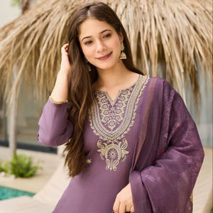 Lehenga choli ชุดปาร์ตี้แบบดั้งเดิมของผู้หญิงผ้าไหมปักลายมาริน่าแบบอินเดีย - Product Image 1