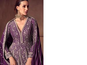 Nouveau costume Anarkali en soie Chinon pour les mariages et festivals indiens et pakistanais - Broderie au fil et aux sequins - Product Image 2