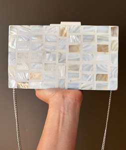 Pochette stylisée de créateur en incrustation de nacre pour mariée pochette en incrustation de nacre au look vintage pour la mode - Product Image 1