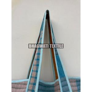 Sac fourre-tout Kantha Jhola vintage fait à la main Style indien décontracté avec double sangles et décoration florale Sacs à main Produit - Product Image 4