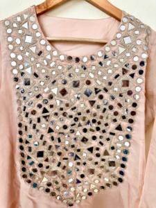 Travail de miroir ensemble de cordon ivoire élégant pour femmes vêtements de festival vêtements de vacances de bureau vente en gros ensemble de cordon imprimé kurti ethnique indien - Product Image 1