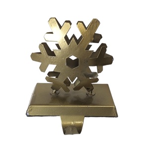 Cintre en forme de flocon de neige de couleur dorée pour la décoration de Noël avec une taille personnalisée avec des tailles 5.5x4.5x6 pouces - Product Image 1