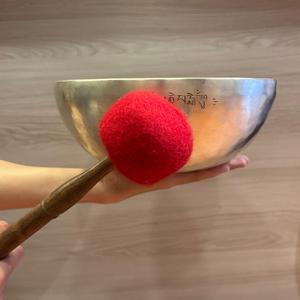 Cuenco tibetano de siete chakras hecho a mano en Nepal para la curación - Product Image 3