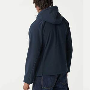 เสื้อแจ็คเก็ตซอฟต์เชลล์ผู้ชายแบบคอตั้ง ปี 2025 ดีไซน์ใหม่สั่งทำได้ คุณภาพสูง เคลือบผิวอย่างดี ตำแหน่งโลโก้ด้านหน้า ราคาขายส่ง พร้อมโลโก้ของคุณ - Product Image 3