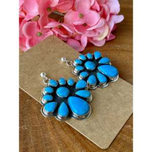 Pendientes colgantes Garrison Boyd Kingman Post con turquesa y plata de ley en forma de flor diseñados por Kingman - Product Image 3