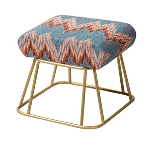 Taburete para sentarse de metal con acabado brillante de calidad superior, taburete sostenible para muebles de dormitorio o comedor con forma personalizada - Product Image 1