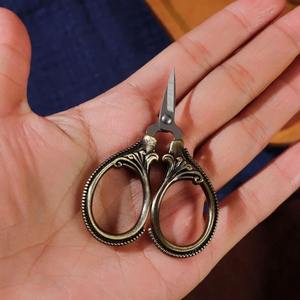 Tijeras de Bolsillo Vintage Retro de 6 cm, Mini Tijeras de Acero Inoxidable, Rectas, Afiladas, Duraderas, con Mango de Acero, para Cutículas, Bordado, Punto de Cruz - Product Image 1