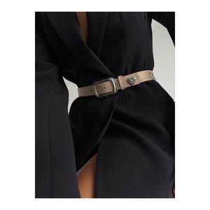 Cinturón de Mujer con Hebilla Cuadrada y Adorno de Corazón, para Pantalones, Chaquetas, Camisas y Vestidos - Beige-Negro - Product Image 4