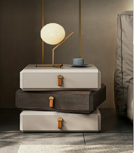 Mesita de noche apilada multinivel única con tres cajones no coincidentes en negro, marrón y gris, patas abiertas, a precios al por mayor - Product Image 3