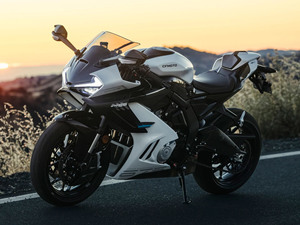 Pour moto sportive 678R noire et argentée avec accents bleus, design haute performance >80 km/h 1001-2000W - Product Image 2
