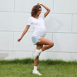 T-shirt de grossesse confortable à manches courtes doux extensible maternité t-shirt décontracté haut côté froncé conception pour attendre les mamans été - Product Image 4