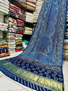 Soie indienne Gajji Dupatta de la collection Ssumaira avec travail Mukesh en or lourd - Product Image 3