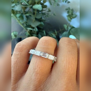 Anillo de Compromiso con Diamante Cultivado en Laboratorio, Corte Esmeralda, Orientación Este-Oeste, 1.70 Quilates, VVS2, Proveedor y Fabricante Mayorista - Product Image 3