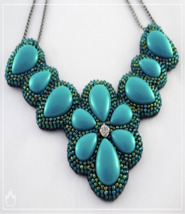 Collier chic vintage fait main, brodé de perles naturelles et de perles de rocaille, motif de paix, pour les occasions de fête et de mariage - Product Image 3