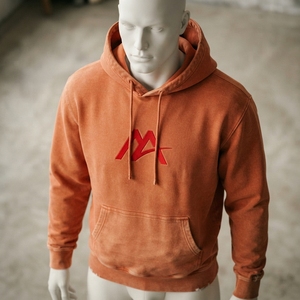 เสื้อฮู้ดดี้ผู้ชาย MATTIERA สีส้มไหม้ฟอก ปักโลโก้สีแดง ผ้าฝ้ายฟลีซ 100% สไตล์สตรีทแวร์ เสื้อฮู้ดแบบมีฮู้ด สั่งทำได้ - Product Image 2