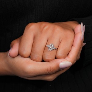 Anillo de Compromiso de Tres Piedras con Diamantes Ovalados y Redondos de Oro Sólido de 14k, Anillo de Boda con Diamante Blanco Cultivado en Laboratorio de 2ct - Product Image 2