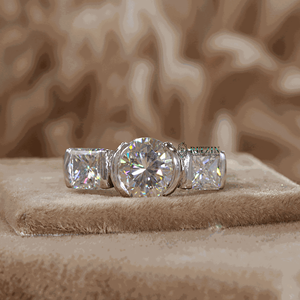 Bague de mariage 2.50 CT ronde et princesse taillée en diamant 3 pierres style demi-lunette - Product Image 4