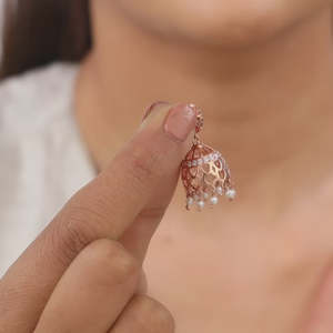 Boucles d'oreilles perle élégante Padma Jhumka en or rose - Product Image 4