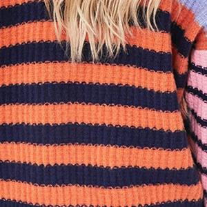 Suéter de Invierno para Mujer con Cuello Redondo y Logotipo Frontal, 100% Lana, Estilo Urbano - Product Image 4