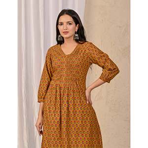 Ensemble Kurta et pantalon en coton moutarde avec décoration plissée et imprimé au bloc - Product Image 1