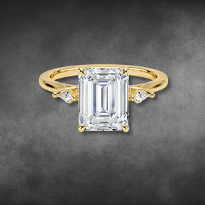แหวนเพชรทรงเหลี่ยมมรกตสามเม็ด ได้รับการรับรองจาก IGI ทอง 14K 18K ประดับเพชรทรงว่าวด้านข้าง แหวนหมั้น เครื่องประดับชั้นดีสำหรับเธอ เป็นของขวัญ - Product Image 1