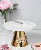 Elégant support à gâteau en marbre de qualité supérieure avec base en métal doré et feuille de métal coulé et motif floral