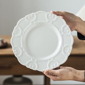 จานเซรามิกลายนูนสีขาวเกรดสูงสไตล์ราชวงศ์ฝรั่งเศสสำหรับตกแต่งโต๊ะงานแต่งงานน้ำชายามบ่ายและใช้รับประทานอาหารที่บ้าน - Product Image 1