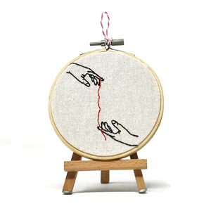 Cerceau à broder artisanal « Destiny’s Reach » – Bambou 10 cm – Décoration murale minimaliste « Red String of Fate » – Décoration à lignes fines - Product Image 1